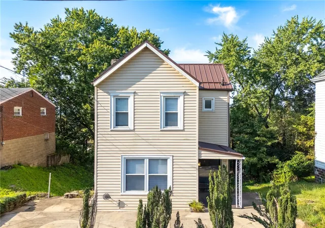 Photo 3 of Single family home for sale at 18 Charlton St, Ingram, PA 15205 | MLS# 1775131 | Listing updated on 2026-09-25