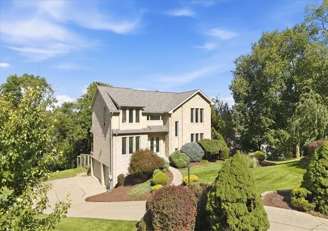 Photo 2 of Single family home for sale at 117 Little John Dr, Peters Twp, PA 15317 | MLS# 1775361 | Listing updated on 2026-10-10
