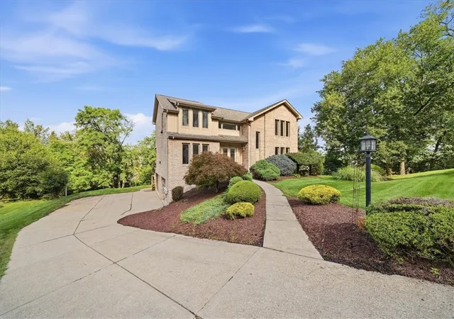 Photo 3 of Single family home for sale at 117 Little John Dr, Peters Twp, PA 15317 | MLS# 1775361 | Listing updated on 2026-10-10