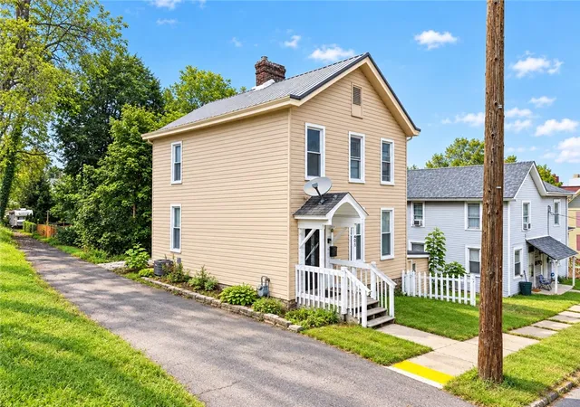 Photo 2 of Single family home for sale at 407 Stanton St, City Of Greensburg, PA 15601 | MLS# 1775396 | Listing updated on 2026-09-21