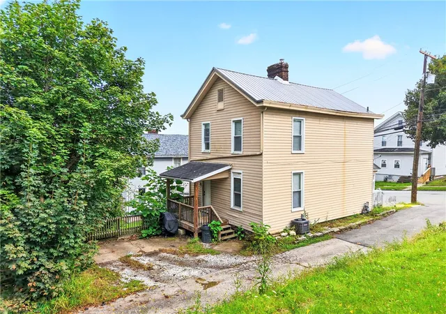 Photo 3 of Single family home for sale at 407 Stanton St, City Of Greensburg, PA 15601 | MLS# 1775396 | Listing updated on 2026-09-21