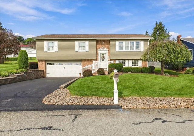 Photo 2 of Single family home for sale at 1316 Maplehurst Dr, Somerset Boro, PA 15501 | MLS# 1775426 | Listing updated on 2026-09-21