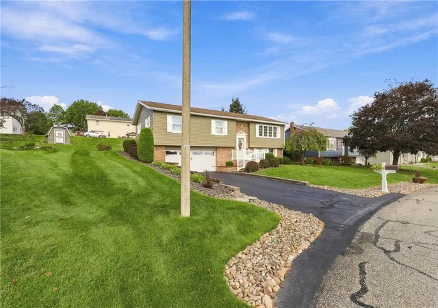 Photo 3 of Single family home for sale at 1316 Maplehurst Dr, Somerset Boro, PA 15501 | MLS# 1775426 | Listing updated on 2026-09-21