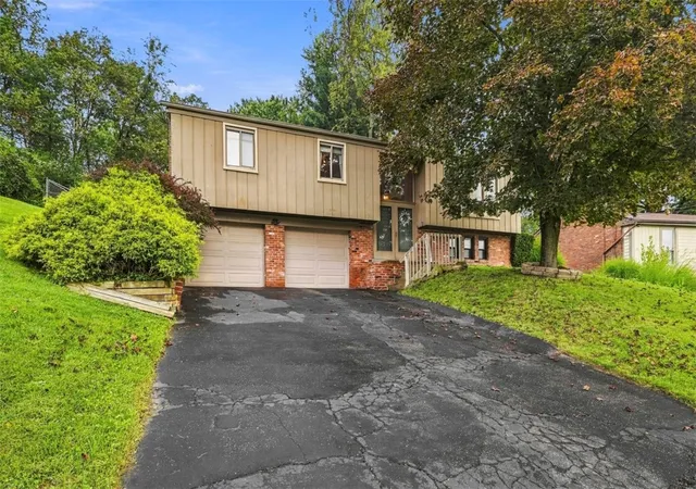 Photo 2 of Sale Pending at 508 Northview Dr, Shaler, PA 15116 | MLS# 1775393 | Listing updated on 2026-09-29