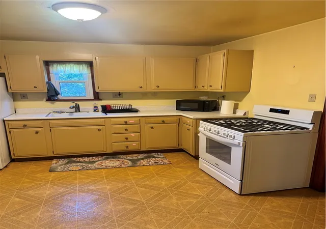 Photo 3 of Sale Pending at 350 Roosevelt Rd, Kilbuck Twp, PA 15237 | MLS# 1775376 | Listing updated on 2026-10-01