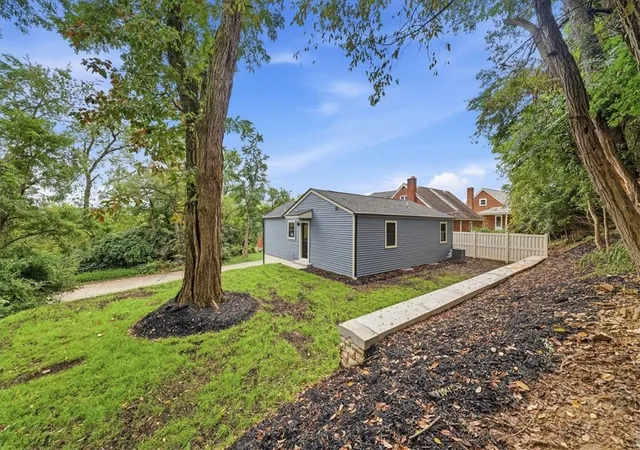 Photo 2 of Single family home for sale at 343 Thomas St, Carnegie, PA 15106 | MLS# 1775546 | Listing updated on 2026-09-26