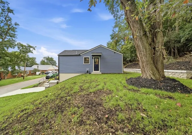 Photo 3 of Single family home for sale at 343 Thomas St, Carnegie, PA 15106 | MLS# 1775546 | Listing updated on 2026-09-26