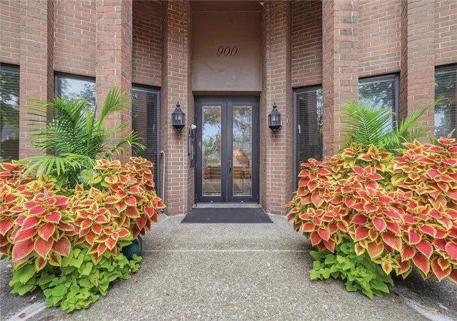 Photo 2 of Sale Pending at 900 Washington Rd #202, Mt Lebanon, PA 15228 | MLS# 1775251 | Listing updated on 2026-10-01