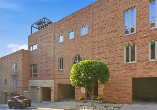 Photo 2 of Condo for sale at 207 N Woodland Rd, Shadyside, PA 15232 | MLS# 1775580 | Listing updated on 2026-09-22