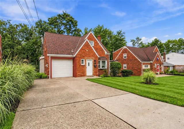 Photo 2 of Single family home for sale at 105 Green Oak Ln, Scott Twp, PA 15220 | MLS# 1775585 | Listing updated on 2026-10-06