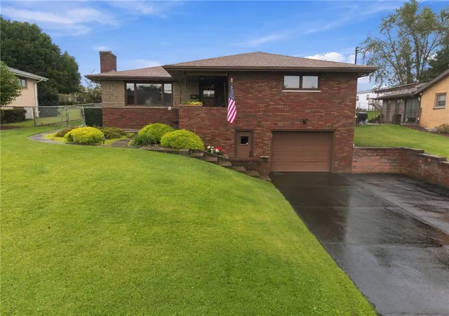 Photo 2 of Single family home for sale at 656 N Geary, Mt Pleasant Boro, PA 15666 | MLS# 1775514 | Listing updated on 2026-09-30