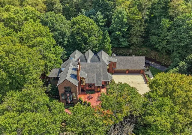 Photo 1 of Single family home for sale at 104 102 Thornbrook Dr, Penn Twp, PA 16002 | MLS# 1774902 | Listing updated on 2026-10-06