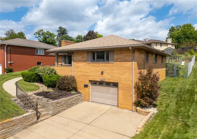 Photo 3 of Sale Pending at 425 Brierly Ln, Munhall, PA 15120 | MLS# 1776024 | Listing updated on 2026-10-03