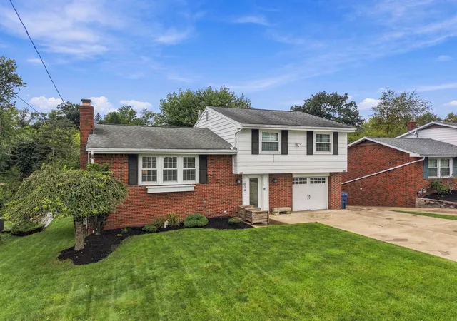 Photo 2 of Single family home for sale at 634 Presque Isle Dr, Plum Boro, PA 15239 | MLS# 1776075 | Listing updated on 2026-10-01