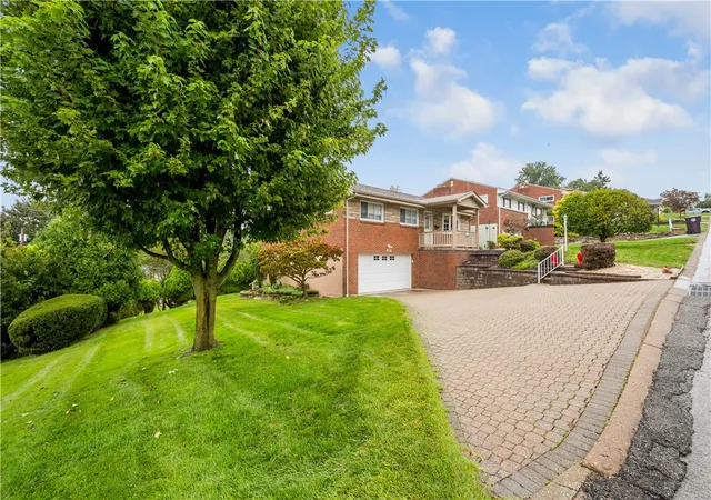 Photo 3 of Single family home for sale at 153 Woodhall Dr, Baldwin Boro, PA 15236 | MLS# 1776035 | Listing updated on 2026-09-27