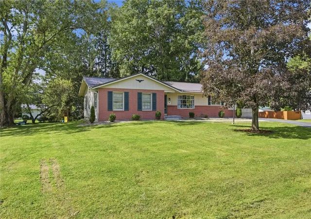 Photo 2 of Single family home for sale at 8 Hemlock Dr, Hempfield Twp, PA 16125 | MLS# 1775348 | Listing updated on 2026-10-06