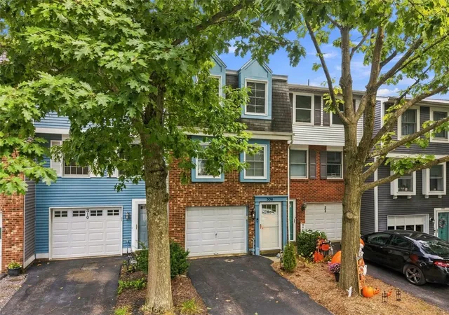 Photo 2 of Townhouse for sale at 308 Redrome Cir, Bridgeville, PA 15017 | MLS# 1775671 | Listing updated on 2026-09-29