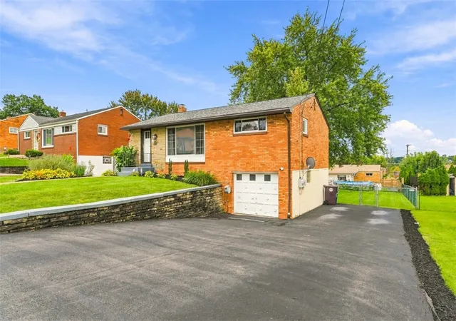 Photo 2 of Single family home for sale at 425 Elaine Dr, Baldwin Boro, PA 15236 | MLS# 1776072 | Listing updated on 2026-10-08