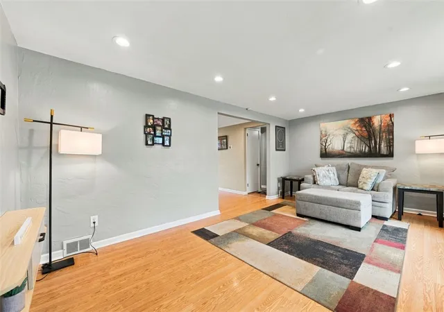 Photo 3 of Single family home for sale at 425 Elaine Dr, Baldwin Boro, PA 15236 | MLS# 1776072 | Listing updated on 2026-10-08