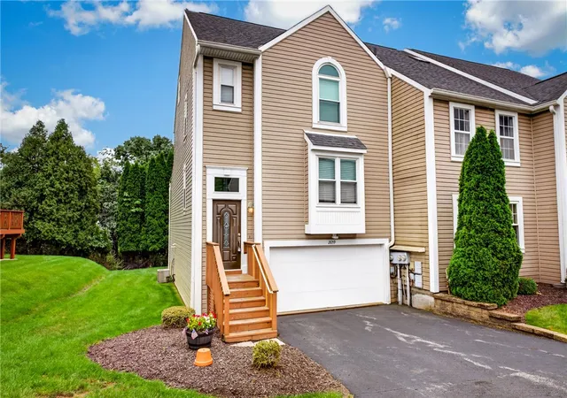 Photo 3 of Condo for sale at 2659 Hunters Pointe Dr, Franklin Park, PA 15090 | MLS# 1776209 | Listing updated on 2026-09-26