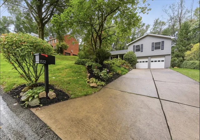 Photo 2 of Single family home for sale at 1532 Jenkins Dr, Upper St Clair, PA 15241 | MLS# 1776245 | Listing updated on 2026-09-27