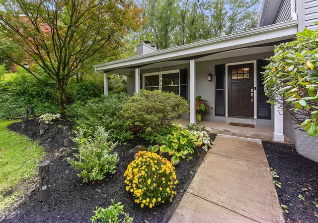 Photo 3 of Single family home for sale at 1532 Jenkins Dr, Upper St Clair, PA 15241 | MLS# 1776245 | Listing updated on 2026-09-27