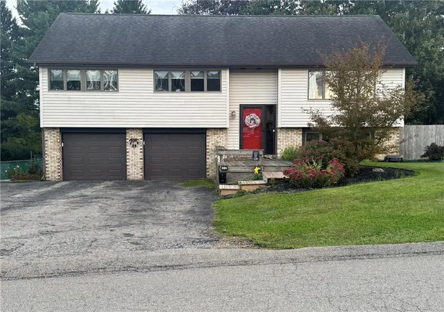 Photo 2 of Single family home for sale at 104 Woodbury Dr, Twp Of But Nw, PA 16001 | MLS# 1776049 | Listing updated on 2026-09-27