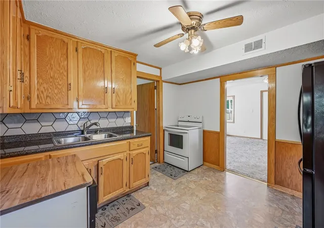 Photo 3 of Single family home for sale at 1251 Franklin Rd, Jackson Center Boro, PA 16133 | MLS# 1776243 | Listing updated on 2026-10-01