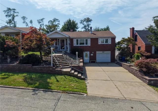 Photo 2 of Single family home for sale at 922 Lindberg Ave, Lincoln Place, PA 15120 | MLS# 1775595 | Listing updated on 2026-10-06