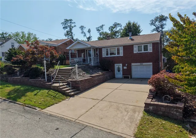 Photo 3 of Single family home for sale at 922 Lindberg Ave, Lincoln Place, PA 15120 | MLS# 1775595 | Listing updated on 2026-10-06