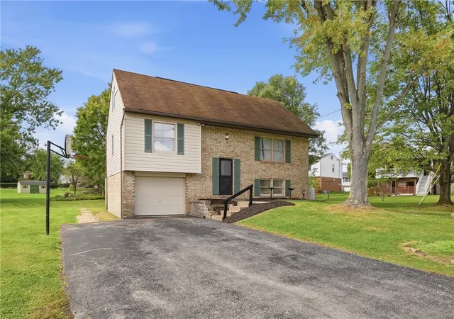 Photo 2 of Single family home for sale at 102 Farmington Dr, Twp Of But Nw, PA 16001 | MLS# 1776181 | Listing updated on 2026-10-05
