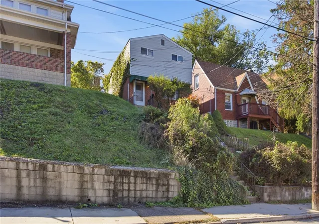 Photo 2 of Single family home for sale at 2928 Elroy Ave, Brentwood, PA 15227 | MLS# 1776529 | Listing updated on 2026-10-07