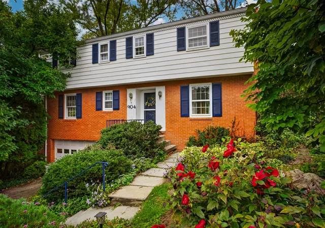 Photo 1 of Single family home for sale at 904 Lovingston Dr, Mt Lebanon, PA 15216 | MLS# 1776869 | Listing updated on 2026-10-10