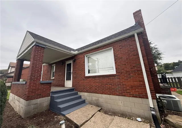 Photo 3 of Sale Pending at 404 S 6th Avenue, City Of But Sw, PA 16001 | MLS# 1776515 | Listing updated on 2026-10-03