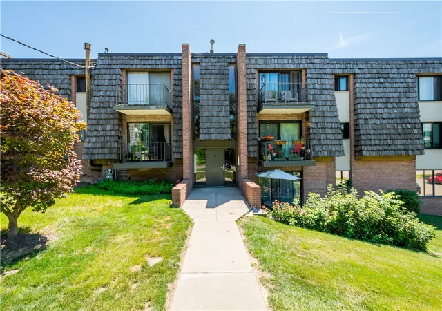 Photo 2 of Condo for sale at 734 Forest Green Dr, Moon/crescent Twp, PA 15108 | MLS# 1776001 | Listing updated on 2026-09-30