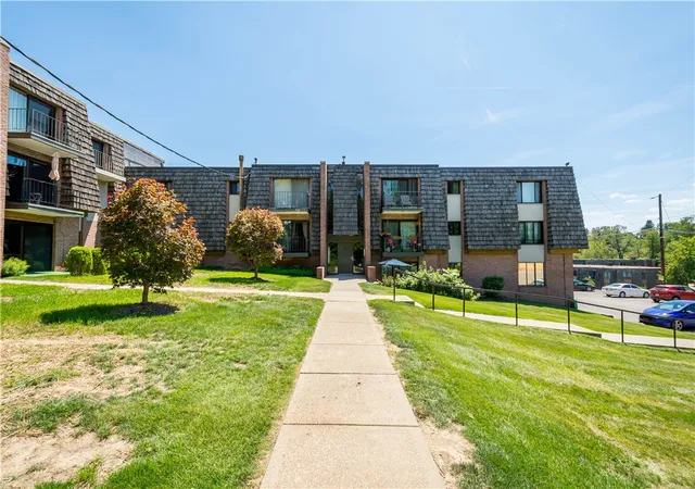 Photo 3 of Condo for sale at 734 Forest Green Dr, Moon/crescent Twp, PA 15108 | MLS# 1776001 | Listing updated on 2026-09-30