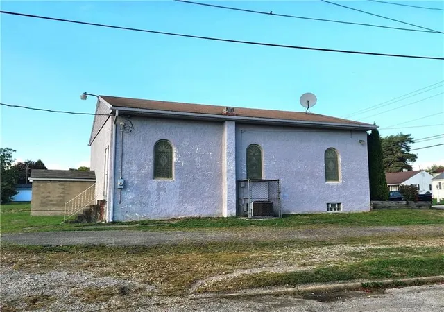 Photo 3 of Single family home for sale at 1512 Jackson Ave, New Castle, PA 16101 | MLS# 1777059 | Listing updated on 2026-09-30