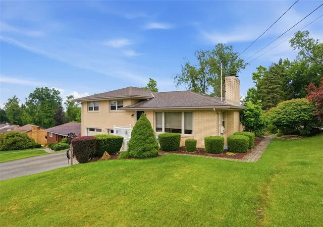 Photo 2 of Single family home for sale at 516 Oberdick Dr, Elizabeth Twp/boro, PA 15135 | MLS# 1776939 | Listing updated on 2026-10-08