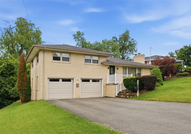 Photo 3 of Single family home for sale at 516 Oberdick Dr, Elizabeth Twp/boro, PA 15135 | MLS# 1776939 | Listing updated on 2026-10-08