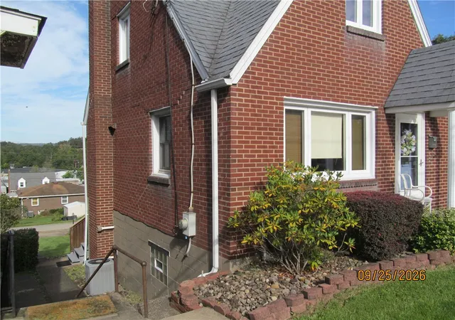 Photo 3 of Single family home for sale at 1522 Broad St, South Greensburg Boro, PA 15601 | MLS# 1776928 | Listing updated on 2026-10-02