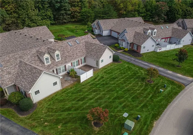Photo 2 of Townhouse for sale at 724 Spencer Woods Dr, Shaler, PA 15116 | MLS# 1777073 | Listing updated on 2026-10-11