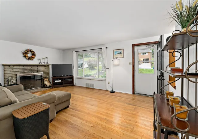 Photo 3 of Single family home for sale at 1238 Lakemont Dr, Mt Lebanon, PA 15243 | MLS# 1777178 | Listing updated on 2026-10-05