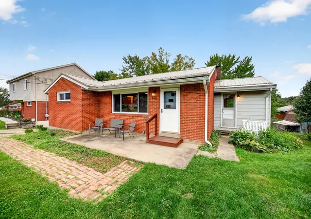 Photo 3 of Single family home for sale at 208 Burch Dr, Moon/crescent Twp, PA 15108 | MLS# 1777190 | Listing updated on 2026-10-05