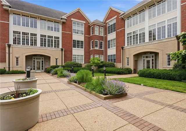 Photo 2 of Condo for sale at 1219 Crescent Pl #2D, Squirrel Hill, PA 15217 | MLS# 1777307 | Listing updated on 2026-10-02