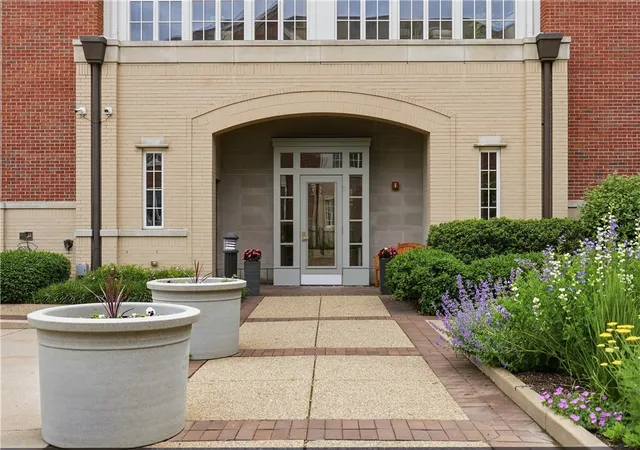 Photo 3 of Condo for sale at 1219 Crescent Pl #2D, Squirrel Hill, PA 15217 | MLS# 1777307 | Listing updated on 2026-10-02
