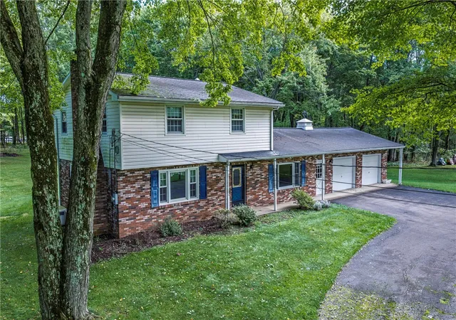 Photo 2 of Single family home for sale at 411 Kerry Dr, Butler, PA 16001 | MLS# 1777374 | Listing updated on 2026-10-02