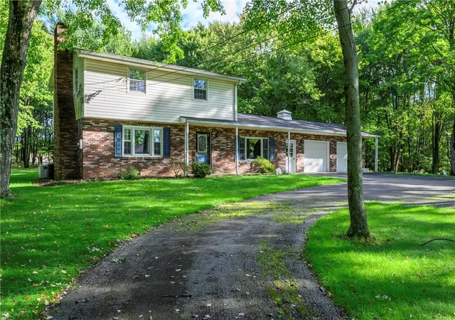Photo 3 of Single family home for sale at 411 Kerry Dr, Butler, PA 16001 | MLS# 1777374 | Listing updated on 2026-10-02
