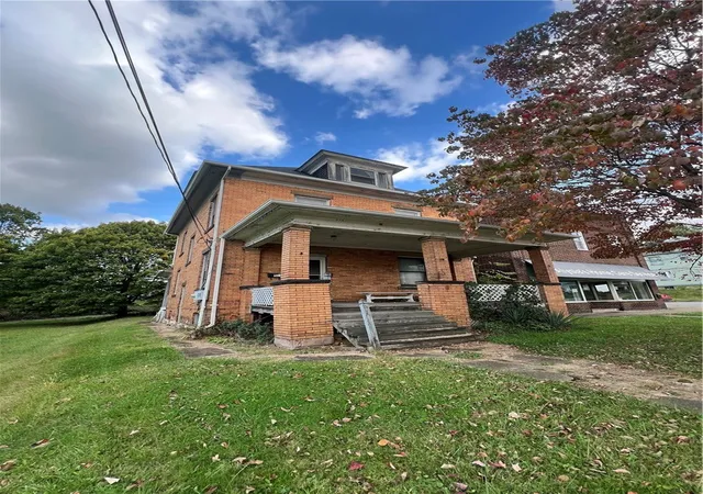 Photo 2 of Single family home for sale at 1031 E Washington St, New Castle, PA 16101 | MLS# 1777552 | Listing updated on 2026-10-04