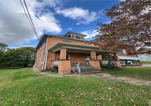 Photo 3 of Single family home for sale at 1031 E Washington St, New Castle, PA 16101 | MLS# 1777552 | Listing updated on 2026-10-04