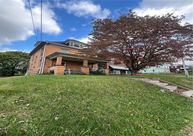 Photo 4 of Single family home for sale at 1031 E Washington St, New Castle, PA 16101 | MLS# 1777552 | Listing updated on 2026-10-04